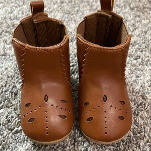Adorable  and Cozy Brown baby booties, size 6-12 months